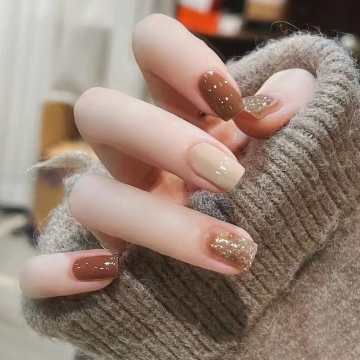 Nail Art Simple Elegant - 24 ชิ้นคาราเมลสีน้ําตาล Ombre Glitter Stick บนเล็บสแควร์สั้นกดบนเล็บเทียม