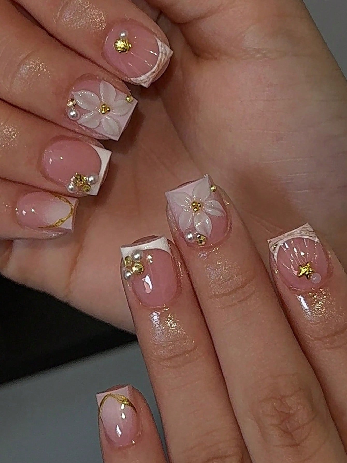 Nail Art Halal - ชุดเล็บปลอมอะคริลิคแบบกดติด 24 ชิ้น ทรงสี่เหลี่ยมสั้น สีขาวลายดอกไม้ฝรั่งเศส พร้อมอุปกรณ์ตกแต่งเล็บเจลโครเมียมน่ารัก