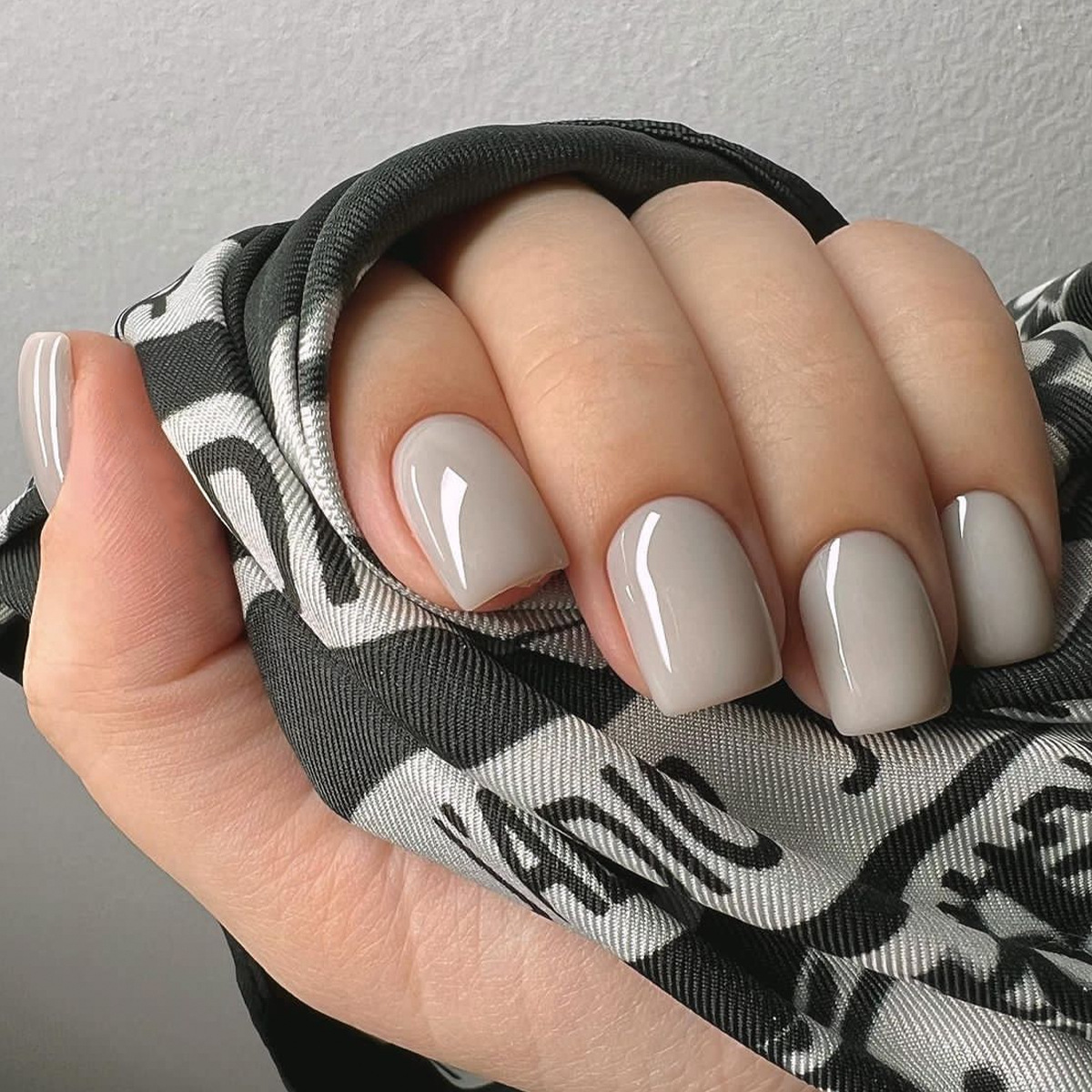 Nail Art Simple Elegant - เล็บปลอมสีพื้นแบบสั้นสไตล์ฝรั่งเศส 24 ชิ้น ดีไซน์เรียบง่ายและหรูหรา เล็บปลอมแบบเต็มเล็บ ถอดออกได้